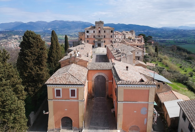 Luchtmening van Filacciano met Del Drago-kasteel dichtbij Rome, Italië