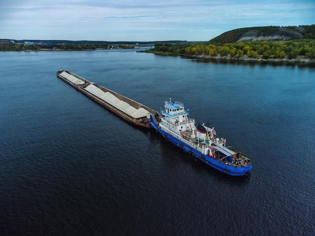 Luchtmening van geladen droog vrachtschip op rivier