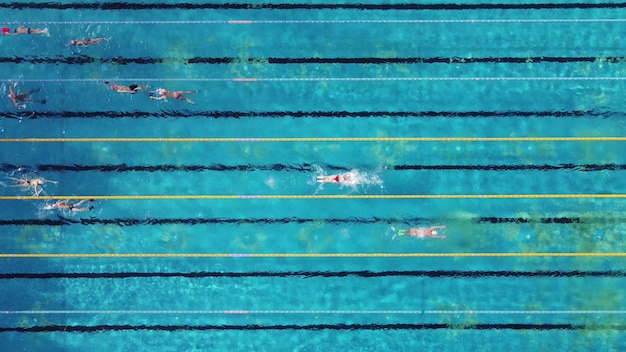 Luchtmening van groep zwemmers die in zwembad trainen