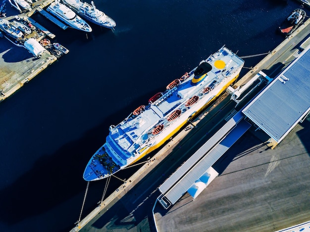 Foto luchtmening van groot cruiseschip dichtbij de haven in de zomer italië