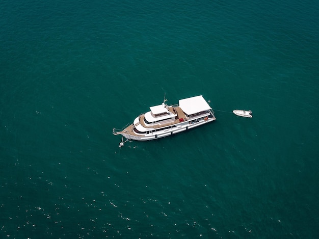 Luchtmening van het grote motorschip met reddingsboot, witte kanten en houten dek; boten concept.