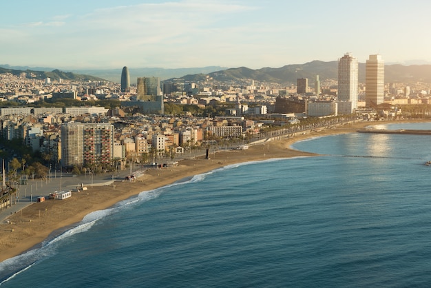 Luchtmening van het Strand van Barcelona in de zomerdag langs kust in Barcelona, ​​Spanje.