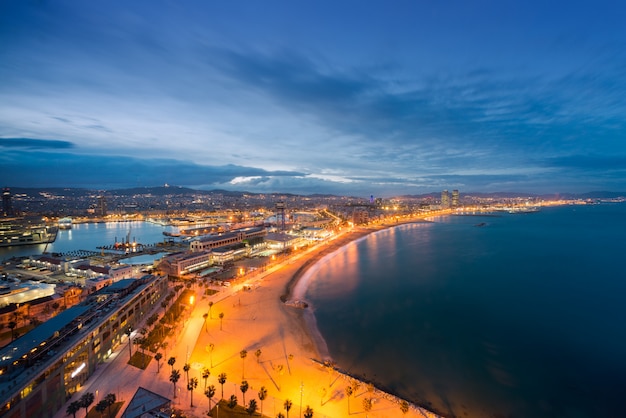 Luchtmening van het Strand van Barcelona in de zomernacht langs kust in Barcelona, Spanje.