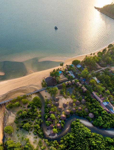 Luchtmening van het strand van Koh Phayam in Ranong Thailand