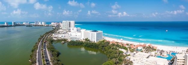 Luchtmening van het strand van Punta Norte, Cancun, Mexico. Mooi strandgebied met luxehotels dichtbij de Caraïbische zee in Cancun, Mexico.