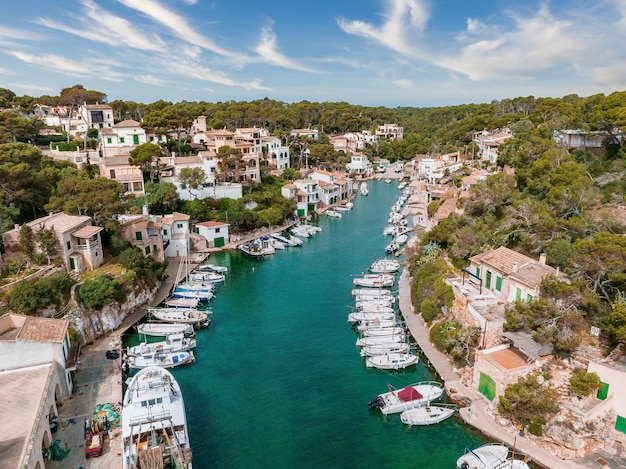 Luchtmening van het vissersdorp in Mallorca spanje