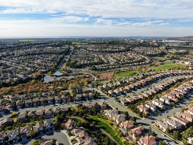 Luchtmening van hogere middenklassebuurt met identieke woononderverdeling, San Diego