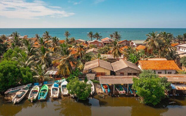 Luchtmening van huizen op de kustlijn in Negombo