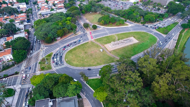 Luchtmening van Ibirapuera-Park in Sao Paulo, SP. Woongebouwen rondom. Meer in Ibirapuera