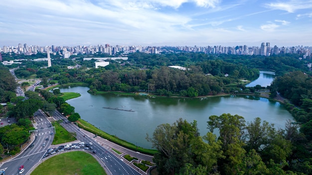 Luchtmening van Ibirapuera-Park in So Paulo, SP. Woongebouwen rondom