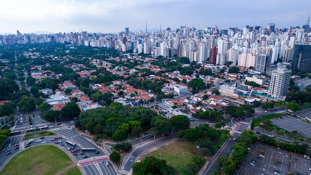 Luchtmening van Ibirapuera-Park in So Paulo, SP. Woongebouwen rondom