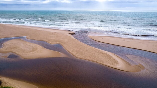 Luchtmening van Imbassai-strand, Bahia, Brazilië. Prachtig strand in het noordoosten met een rivier