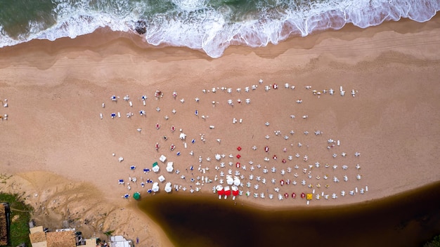 Luchtmening van Imbassai-strand, Bahia, Brazilië. Prachtig strand in het noordoosten met een rivier