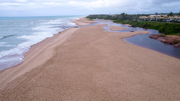 Luchtmening van Imbassai-strand, Bahia, Brazilië. Prachtig strand in het noordoosten met een rivier