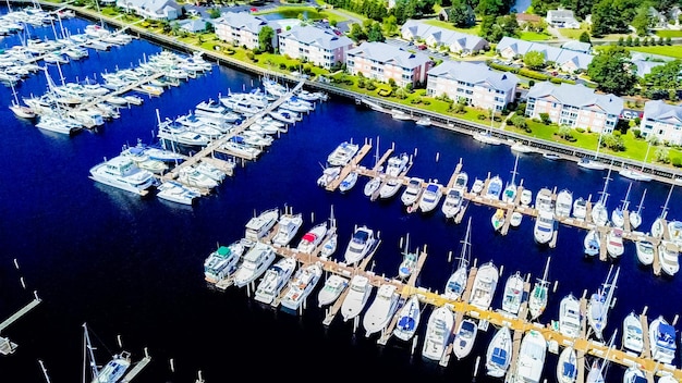 Luchtmening van intercoastal-jachthaven in Zuid-Carolina.