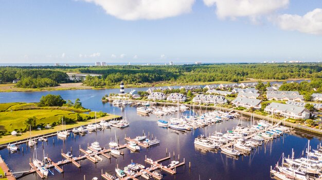 Luchtmening van jachthaven met vuurtoren in Zuid-Carolina.