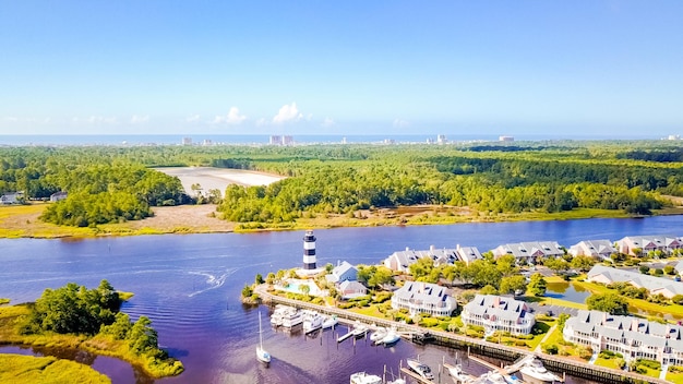 Luchtmening van jachthaven met vuurtoren in Zuid-Carolina.