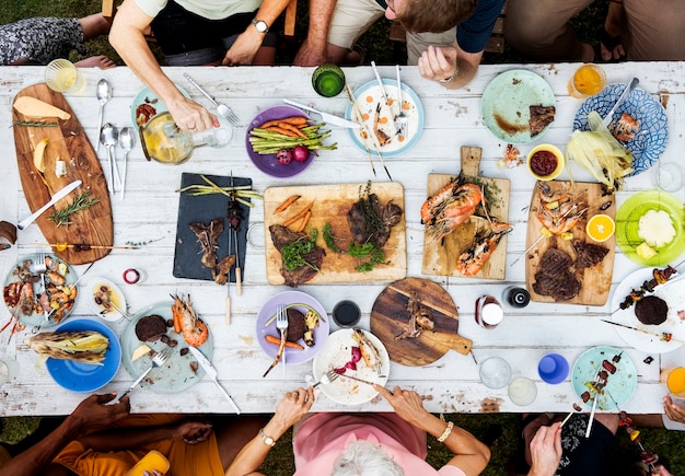 Luchtmening van mensen die voedsel samen eten