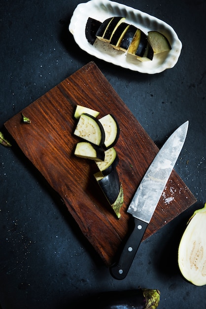 Luchtmening van mes met de verse groente van de besnoeiings organische aubergine