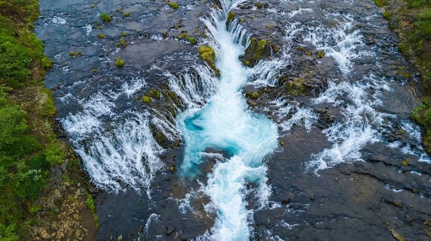 Luchtmening van mooie Bruarfoss-waterval bij de zomer in Zuid-IJsland