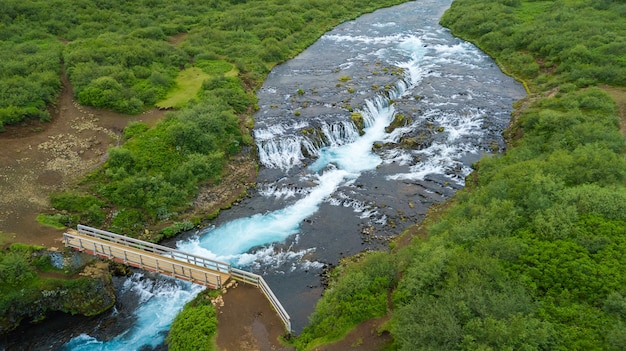 Luchtmening van mooie Bruarfoss-waterval bij de zomer