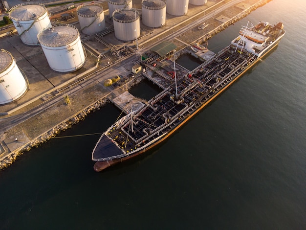 Luchtmening van olietanker en lpg-schip bij industriële haven bij zonsondergang