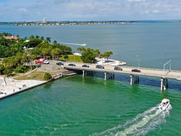 Luchtmening van open straatbrug die oceaan met kleine boot kruist