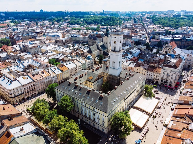 Luchtmening van oude Europese stadstoren van stadhuis