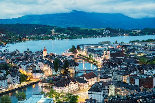 Luchtmening van oude stad van Luzerne, houten Kapelbrug en Meer Luzerne, Zwitserland