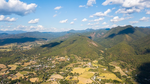 Foto luchtmening van pai-district mae hong son thailand. pai is een klein stadje in de provincie mae hong son in het noorden van thailand, vlakbij de grens met myanmar