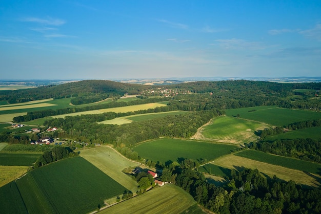 Luchtmening van plattelandsgebied met dorp en bergen