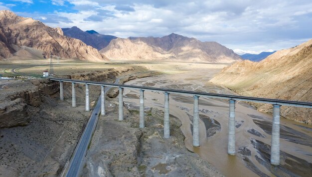 Luchtmening van qinghaitibet-spoorweg van de spoorwegbrug van China op kunlun-rivier