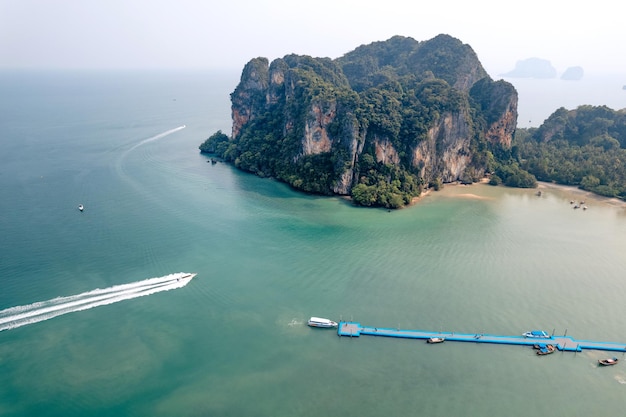 Luchtmening van Railay-strand in de zomerdag in Krabi Thailand