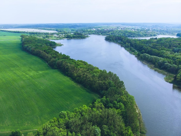 Luchtmening van rivierstadje op background