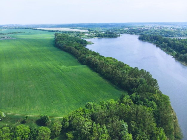 Luchtmening van rivierstadje op background