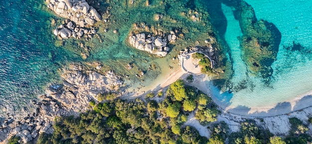 Luchtmening van rotsen bij het strand van Palombaggia