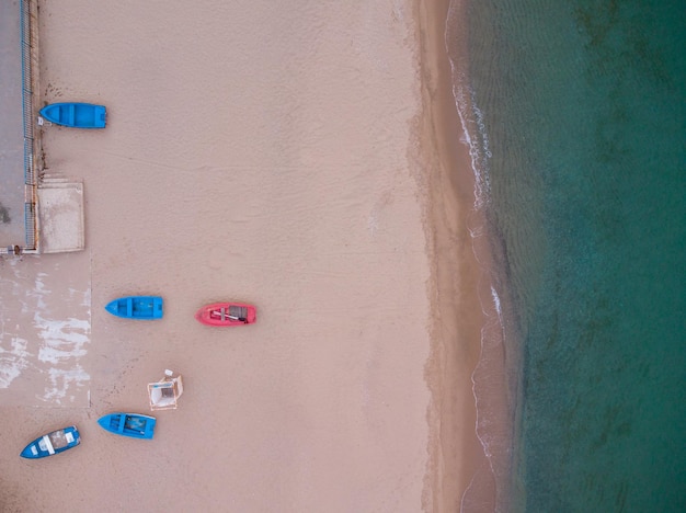 Luchtmening van traditionele vissersboten op een zandstrand