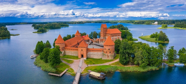 Luchtmening van Trakai, over middeleeuws gotisch Eilandkasteel in Galve-meer. Plat leggen van het mooiste Litouwse monument. Trakai Island Castle, meest populaire toeristische bestemming in Litouwen