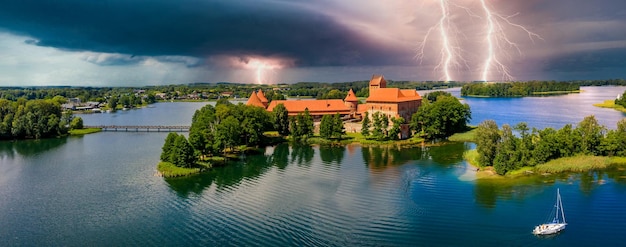 Luchtmening van trakai, over middeleeuws gotisch eilandkasteel in galve-meer. plat leggen van het mooiste litouwse monument. trakai island castle, meest populaire toeristische bestemming in litouwen