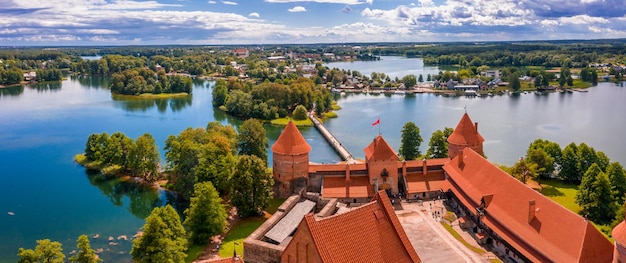 Luchtmening van Trakai, over middeleeuws gotisch Eilandkasteel in Galve-meer. Plat leggen van het mooiste Litouwse monument. Trakai Island Castle, meest populaire toeristische bestemming in Litouwen