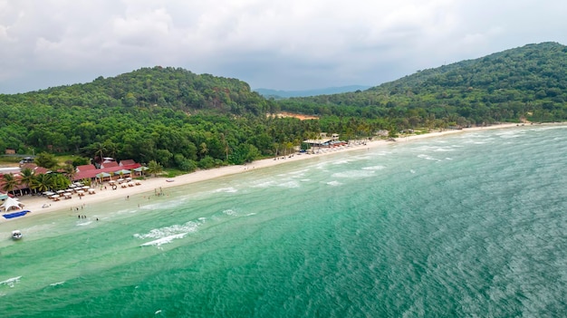 Luchtmening van tropisch strand in Phu Quoc-eiland, Vietnam. Fijn wit zandstrand, prachtige blauwe zee