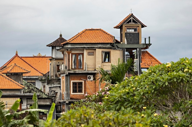 Luchtmening van Ubud-stad in Bali, oude huizen en daken van Ubud, Indonesië