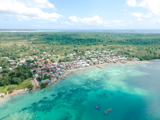 Luchtmening van veel klein eiland in maluku, indonesië