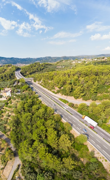 Luchtmening van veelvoudige steegweg die dorpen en bosheuvels kruisen (Autostrada dei Fiori - A10) Ligurië Italië