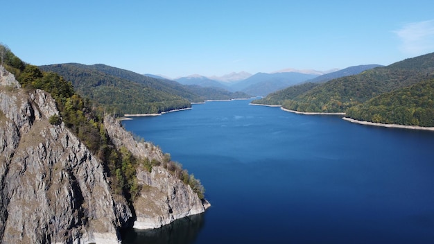 Luchtmening van Vidraru-meer op Transfagarasan-weg in Roemenië.