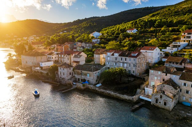 Luchtmening van Vis-stad op Vis-eiland Kroatië