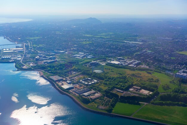 Luchtmening van vliegtuigvenster over Edinburgh