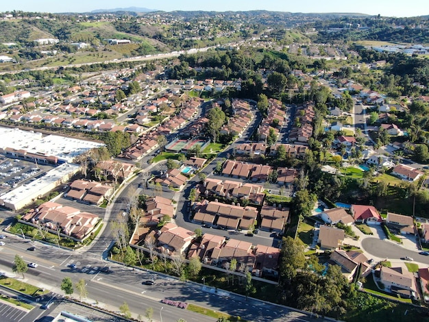 Luchtmening van woon onderverdelingshuis in Diamond Bar Oostelijk Los Angeles Californië