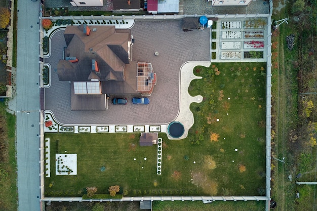 Luchtmening van woonhuis met binnenplaats in plattelandsgebied in de voorsteden