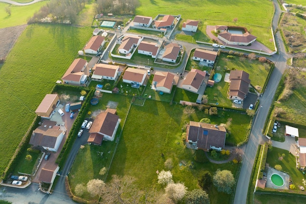 Luchtmening van woonhuizen in groen plattelandsgebied in de voorsteden